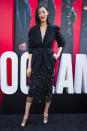 <p>Legere, aber mit dem gewissen Etwas, präsentierte sich Model Liu Wen auf der “Ocean’s 8”-Premiere. Sie zeigte eine Kreation des Designers Jason Wu und kombinierte zu einem knielangen schwarzen Rock mit farbigen Akzenten eine weit geschnittene, in der Taille gegürtete Jacke. Dazu trug Wen geschnürrte Schuhe. (Bild-Copyright: Michael Stewart/WireImage/Getty Images) </p>