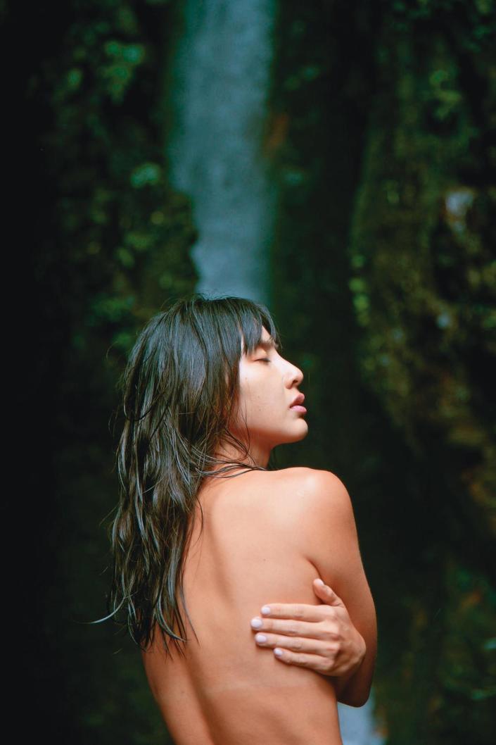 	房思瑜出道19年獻出寫真處女秀，在瀑布前大秀裸背。（TVBS提供）