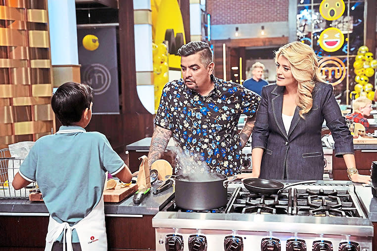 <span><span>Aaron Sanchez and Daphne Oz helping a young chef, <em>MasterChef Jr.</em> season 9</span><br><span>FOX</span></span>