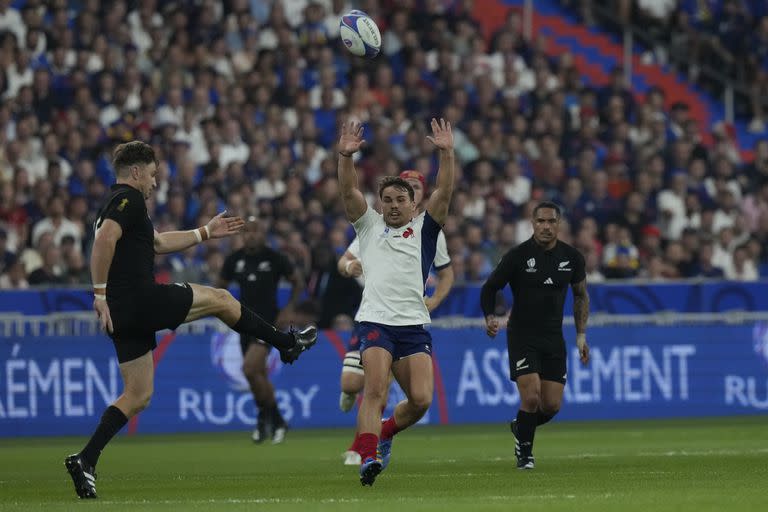 Beauden Barrett tiene a las patadas tácticas en su repertorio de virtudes; puede actuar como apertura o como fullback, función esta última que desempeñará ante los Pumas.