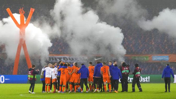 Para pemain Belanda merayakan setelah melawan Norwegia pada pertandingan sepak bola kualifikasi Grup G Piala Dunia 2022 di Stadion De Kuip, Rotterdam, Belanda, 16 November 2021. Belanda menang 2-0. (AP Photo/Peter Dejong)