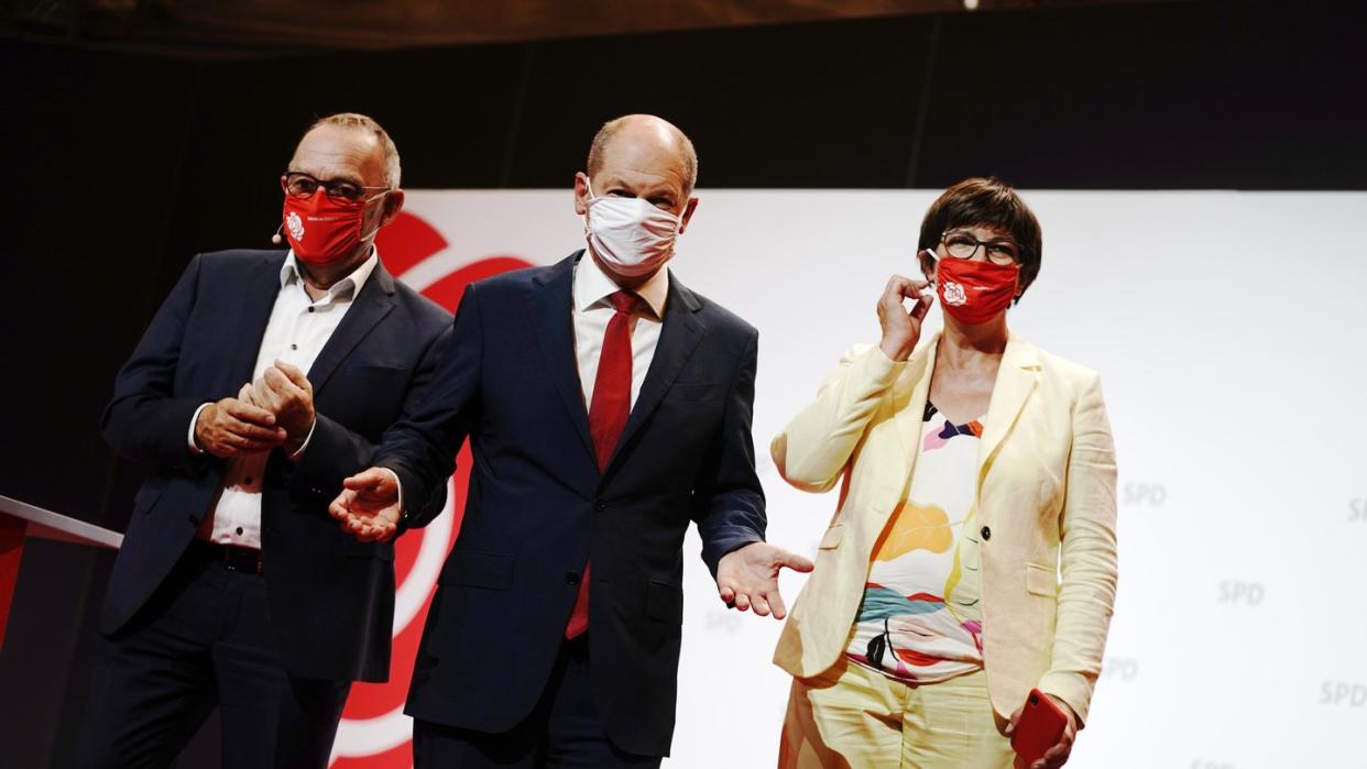 Olaf Scholz (M) mit den SPD-Bundesvorsitzenden Norbert Walter-Borjans (l) und Saskia Esken.