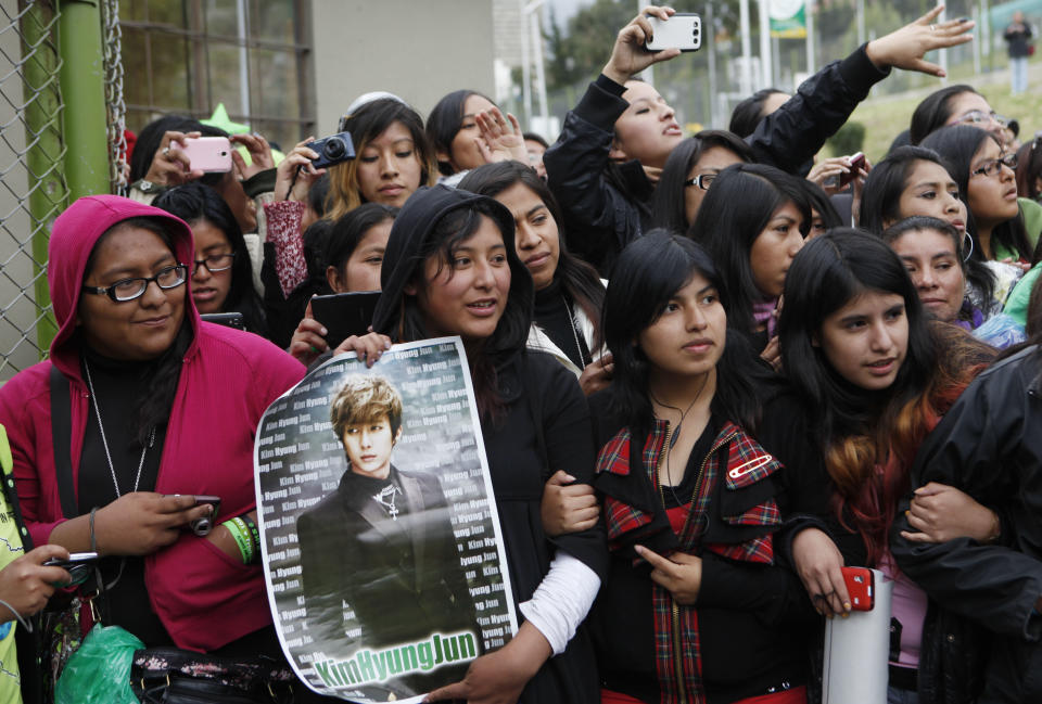 Admiradoras bolivianas esperan la llegada del cantante sudcoreano Kim Hyung Jun en La Paz, Bolivia, el viernes 17 de enero de 2014. Kim tendrá un concierto en La Paz el viernes para concluir su gira por Sudamérica. (Foto AP/Juan Karita)