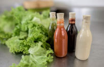 <p>Aber ein leckerer Salat ist doch gesund, oder? Stimmt: der Salat schon, das Dressing leider in vielen Fällen nicht. Fertige Dressings zählen viele Kalorien, sind fettreich und zusätzlich oft mit künstlichen Inhaltsstoffen versehen. Die beste Lösung ist eine selbst gemixte Salatsoße mit einem hochwertigen Öl, Kräutern und Essig. (Bild-Copyright: Andresr/Getty Images)</p>