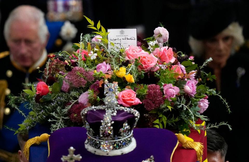 英國女王靈柩上的花束充滿著各種象徵意義，其上也夾著查爾斯三世獻給母親的紙條。（美聯社）