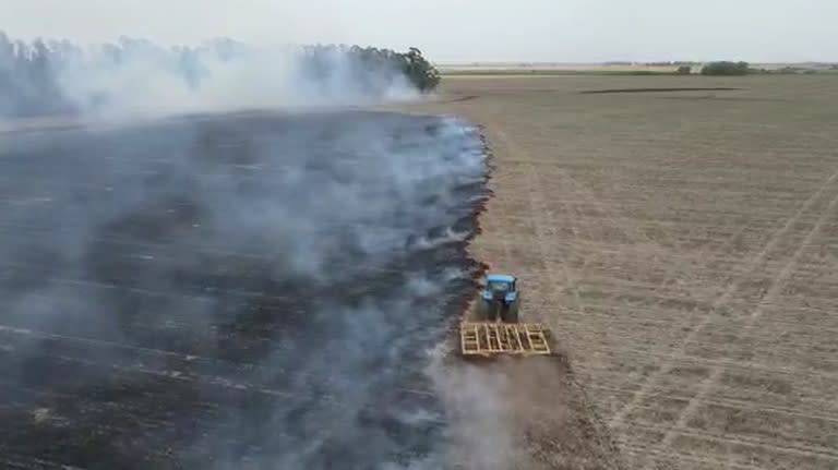 Tareas con un tractor para tratar de frenar el avance del fuego