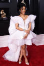 <p>La cantante de rap impactó con un vestido corto en color blanco y con muchísimo volúmen. ¡Súper original! Foto: Dimitrios Kambouris/Getty Images for NARAS </p>