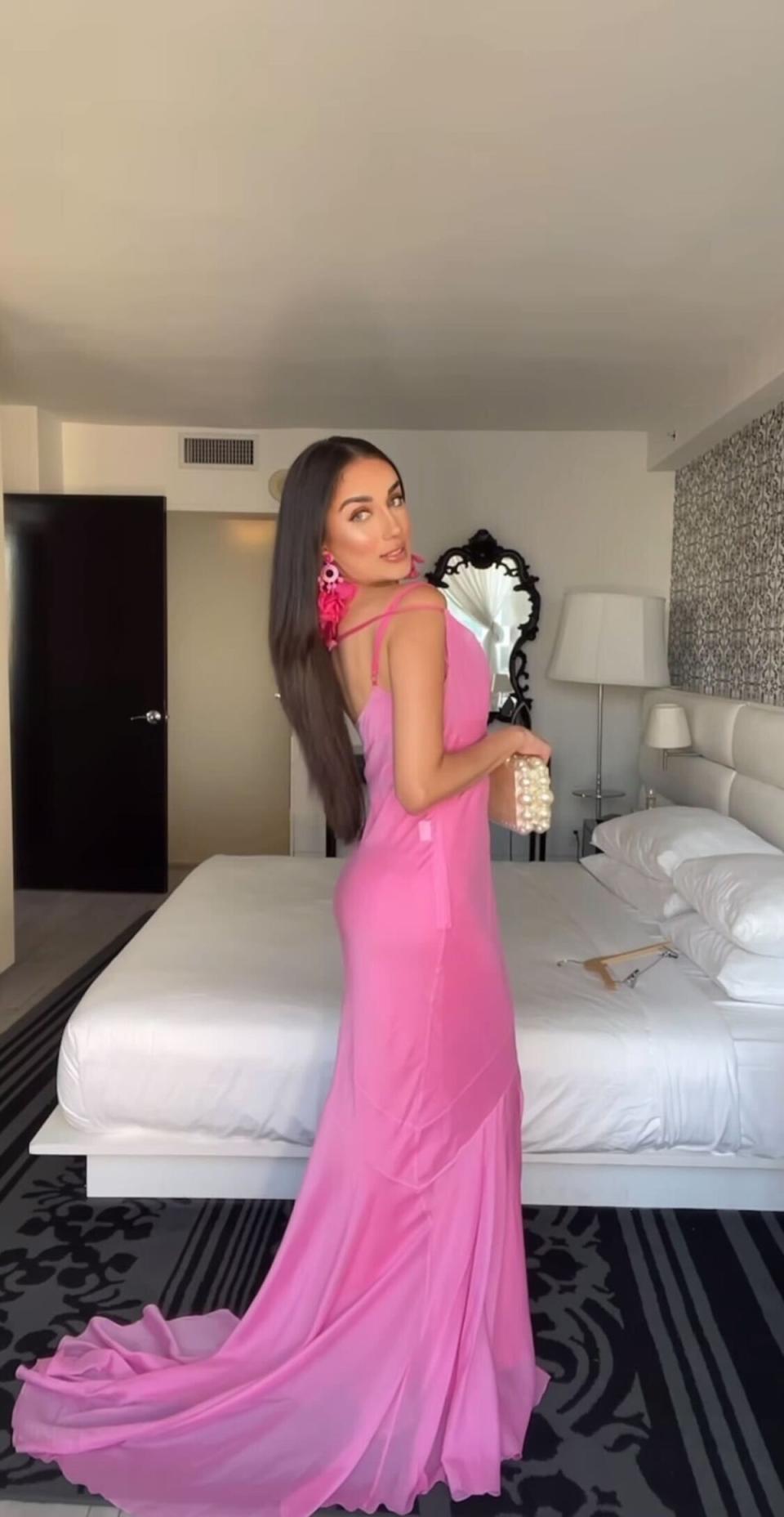 Fashion influencer Marjan Tabibzada shows her final styling of her Jacquemus dress (Instagram/@youngcouture_)