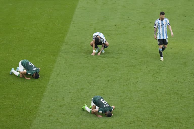 Messi y Di María, abatidos, con los árabes besando el suelo del estadio Lusail