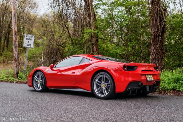 Ferrari 488 GTB: Cool Features