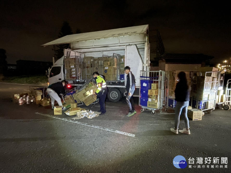 貨車過彎物品散落一地，巡警協助搬貨排除狀況