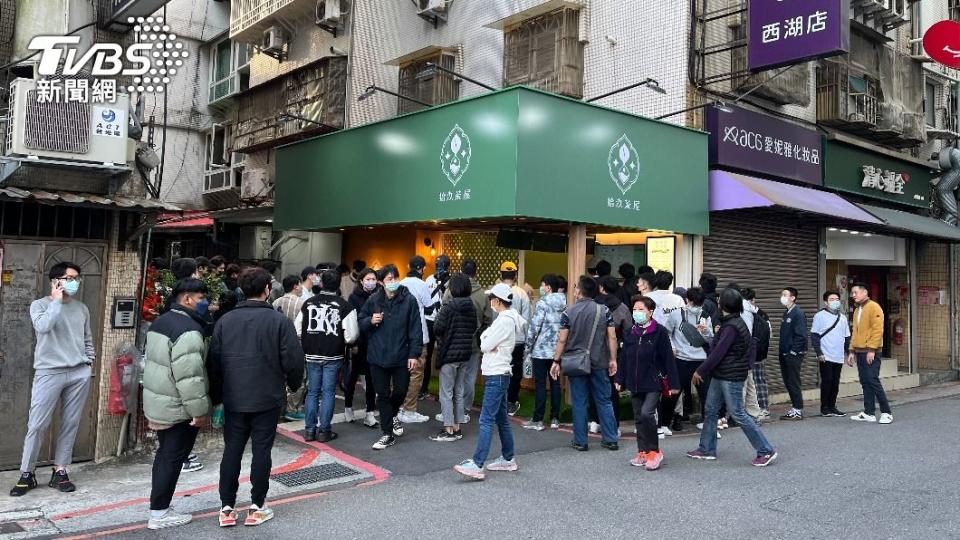 Toyz飲料店招牌飲品「橙芝汗」售價與品名都極具針對性。（圖／TVBS資料畫面）