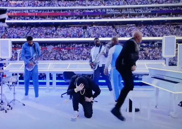 Super Bowl 2022: Eminem kneels during Pepsi halftime show despite being  denied by NFL 