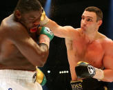 Nach 1400 Tagen oder knapp vier Jahren Pause kehrt Klitschko zurück. Am 11. Oktober 2008 steigt er in Berlin gegen den Nigerianer Samuel Peter in den Ring