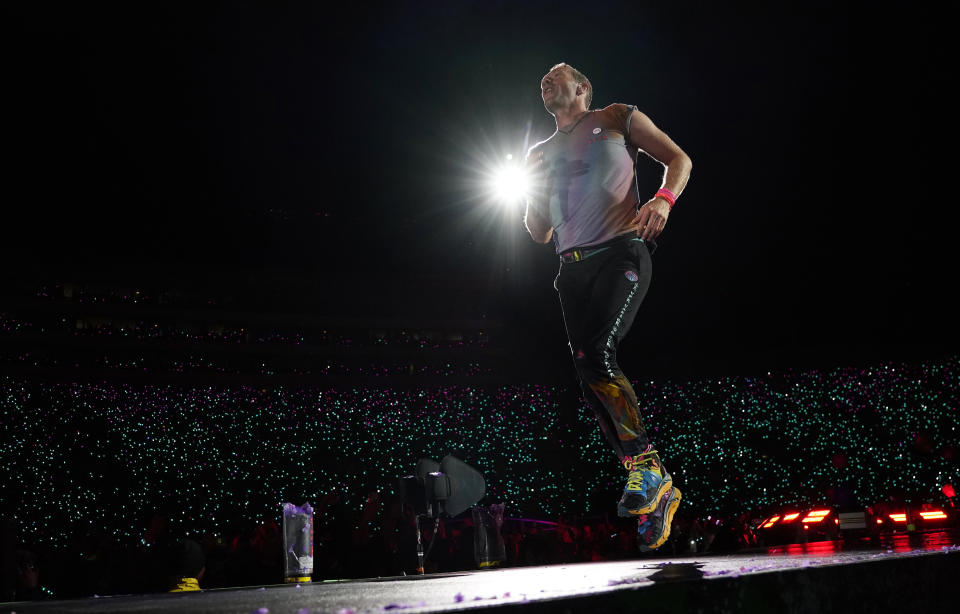 Chris Martin de Coldplay durante su concierto en el Rose Bowl, el sábado 30 de septiembre de 2023, en Pasadena, California. (Foto AP/Chris Pizzello)