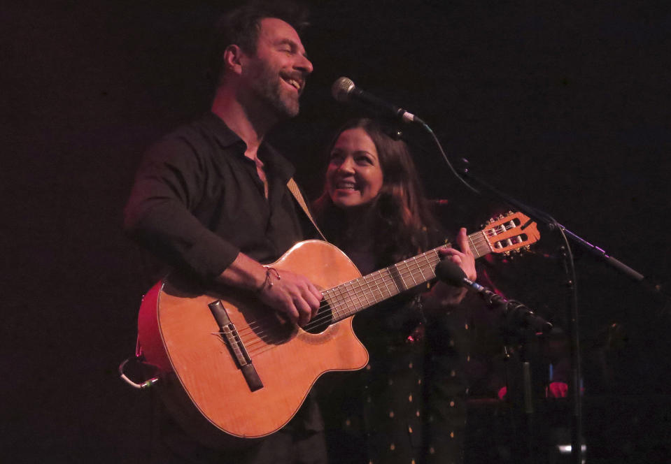 ARCHIVO- En esta fotografía del 11 de diciembre de 2019 el cantautor argentino-estadounidense Kevin Johansen canta con la artista mexicana Natalia Lafourcade durante un concierto en el Lunario de la Ciudad de México. Johansen comparte algunas de sus canciones y autores favoritos en “Tú ve”, un álbum en el que tiene invitados como Lafourcade, Jorge Drexler y David Byrne. (Foto AP /Berenice Bautista, archivo)