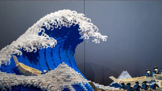 pro Lego creates 50,000-piece replica of Hokusai's 'The Great Wave'