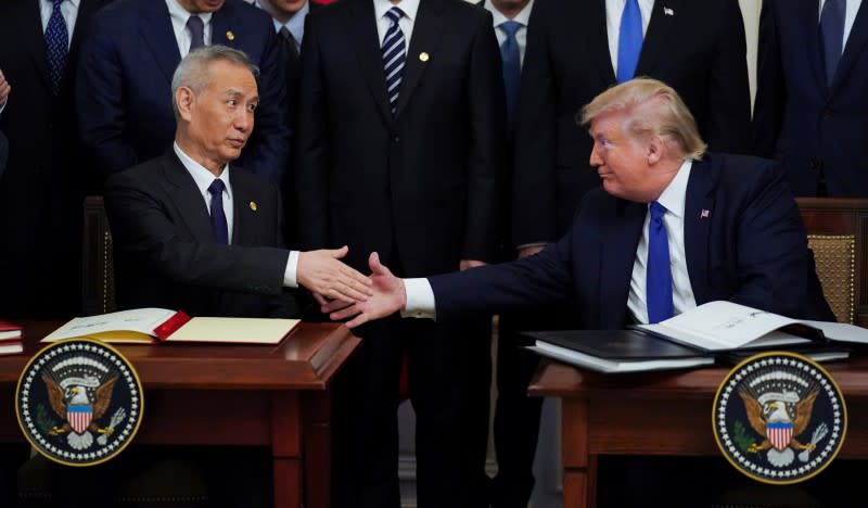 FOTO DE ARCHIVO: El viceprimer ministro chino Liu He y el presidente de los Estados Unidos Donald Trump se dan la mano después de firmar la "fase uno" del acuerdo comercial en la Casa Blanca en Washington, Estados Unidos, el 15 de enero de 2020.