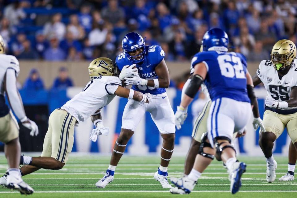 Kentucky tight end Jordan Dingle (85) caught four passes for 89 yards in UK’s 35-3 victory over Akron last week.
