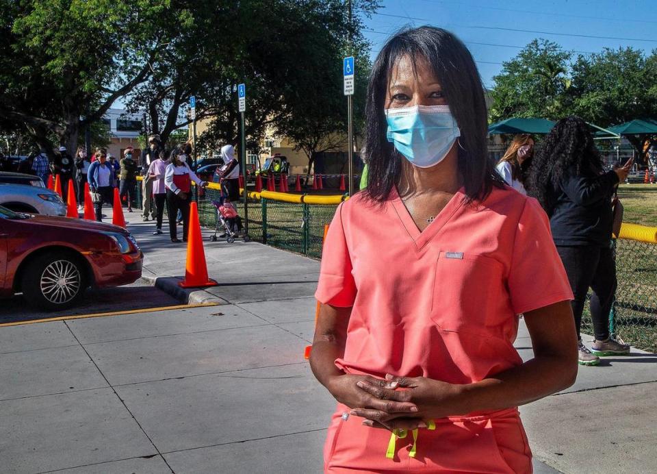 La doctora Tina Carroll-Scott, directora de South Miami Children's Clinic, dirige una unidad móvil de vacunación del condado Miami-Dade que administra 500 dosis de la vacuna Pfizer de 8 a.m. a 3 p.m. en la clínica para cualquier persona que cumpla con los criterios de vacunación de la Florida. El objetivo de la doctora Carroll-Scott es ver a las personas que viven en la comunidad a la que sirve listos para vacunarse. Su clínica atiende principalmente a familias afroamericanas e hispanas, el sábado 20 de marzo de 2021.