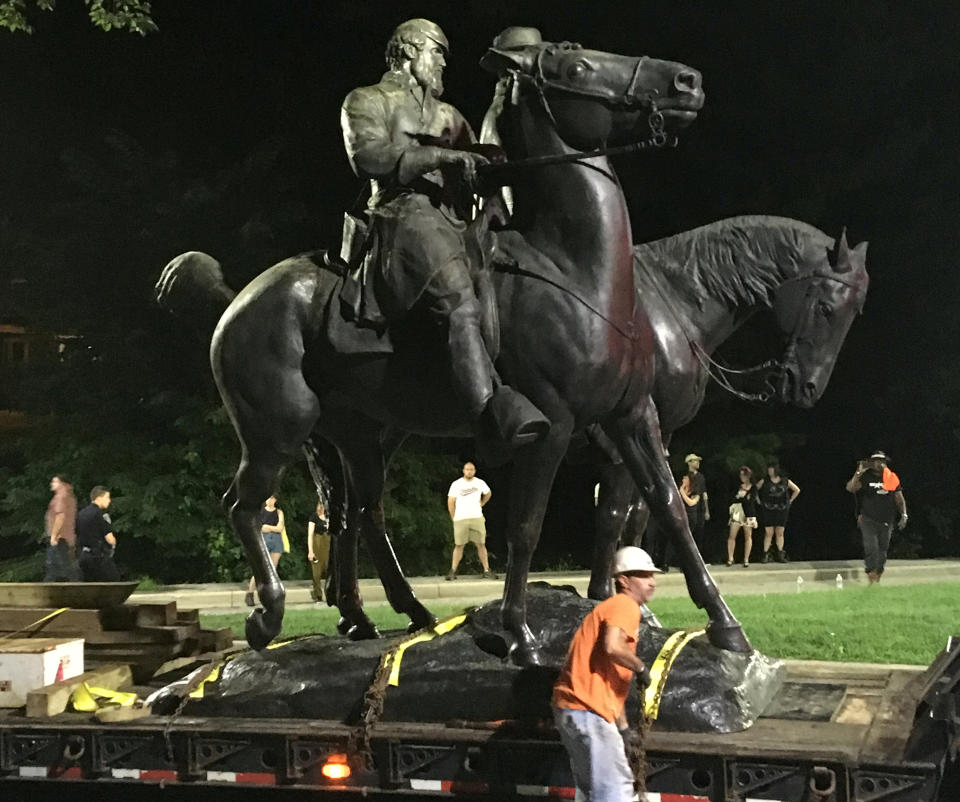 <p>Workers remove the monuments to Robert E. Lee, commander of the pro-slavery Confederate army in the American Civil War, and Thomas “Stonewall” Jackson, a Confederate general, from Wyman Park in Baltimore, Md., Aug. 16, 2017. (Photo: courtesy of Alec MacGillis/ProPublica via Reuters) </p>