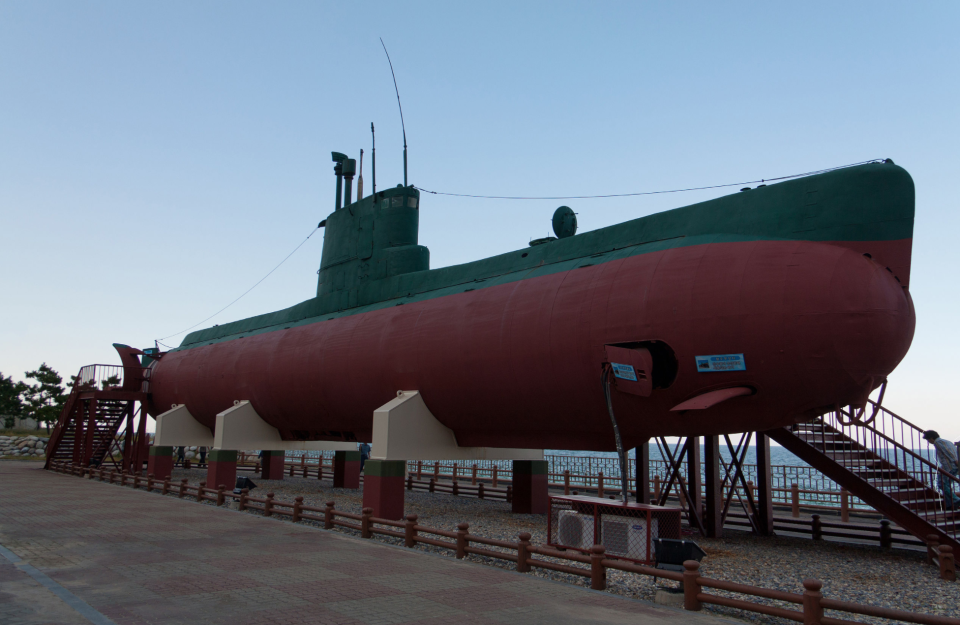 North Korean sub on display in Gangneung. (via Wikimedia Commons)