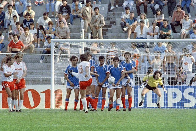 Branko Segota, de Canadá, ejecuta un tiro en México 86, ante Francia, con Michel Platini; ese Mundial fue inolvidable para la Argentina