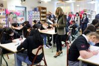 <p>Brigitte Macron a lu la dictée de l'association ELA à des élèves du collège Amédée Dunois de Boissy-Saint-Léger.</p>