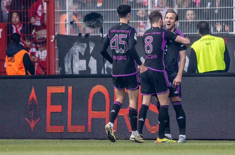 Bayern Munich's Harry Kane (R) celebrates scoring his side's second goal with teammates during the German Bundesliga soccer match between 1. FC Union Berlin and Bayern Munich at An der Alten Foersterei. Andreas Gora/dpa