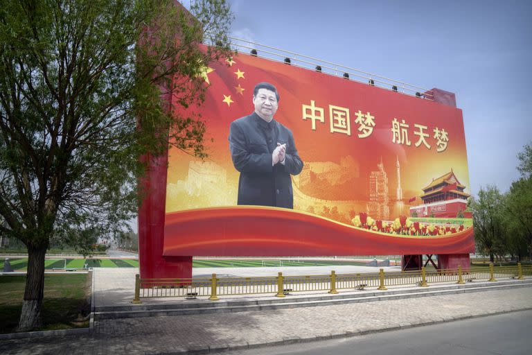 El presidente chino, Xi Jinping, aparece en una valla publicitaria en la que se lee "Sueño chino, sueño espacial" en el Centro de Lanzamiento de Satélites de Jiuquan, en el noroeste de China, el lunes 29 de mayo de 2023. 