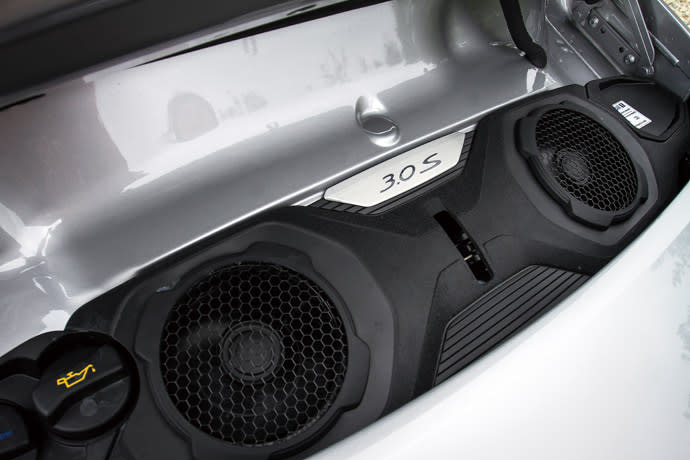  3.0升六缸水平對臥渦輪增壓引擎，搭配更優化的噴射系統、渦輪增壓器及進氣冷卻系統，讓911 Carrera 4S的最大馬力來到450hp，扭力峰值也同步提升至54.1kgm。 版權所有/汽車視界