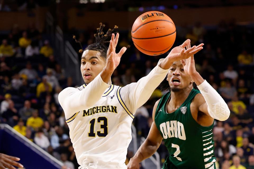 Michigan guard Jett Howard passes in the first half of U-M's 70-66 overtime win on Sunday, Nov. 20, 2022, at Crisler Center.