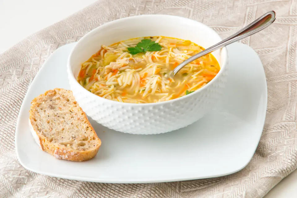 Sopa de fideos con pollo y verduras