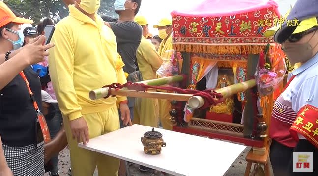 白沙屯媽祖首次停駕在起重行前。（圖／寶島神很大）