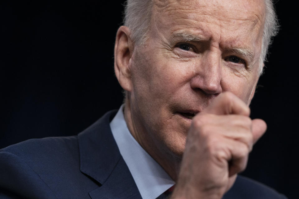 El presidente Joe Biden hace declaraciones el miércoles 7 de abril de 2021 durante un acto sobre el Plan de Empleos en el Auditorio de la Corte Sur en el campus de la Casa Blanca, en Washington. (AP Foto/Evan Vucci)