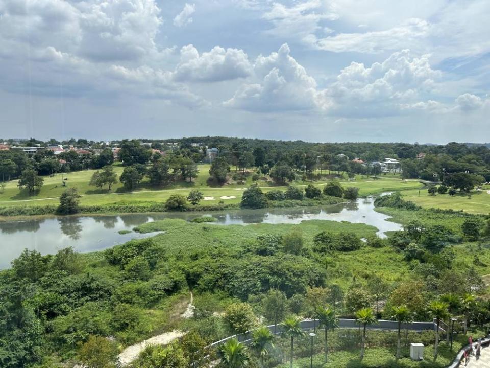 Outdoors and wide as well as ultrawide shots are where the phone will shine the most, capturing pleasing vistas even from behind the window of a mall restaurant.