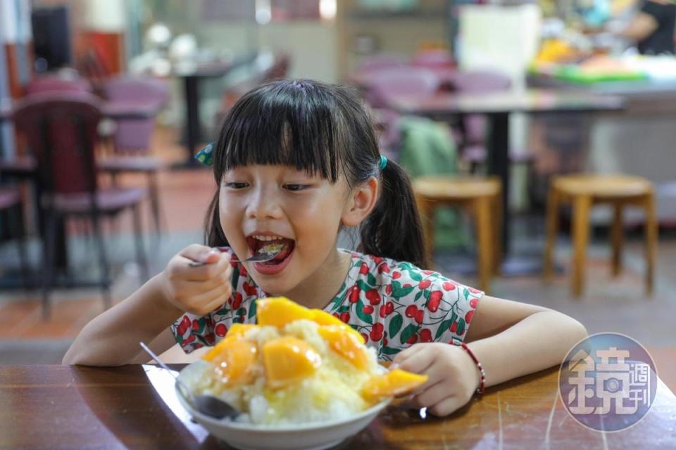 來吃「芒果牛奶冰」的小女孩好萌好開心。（70元／碗）