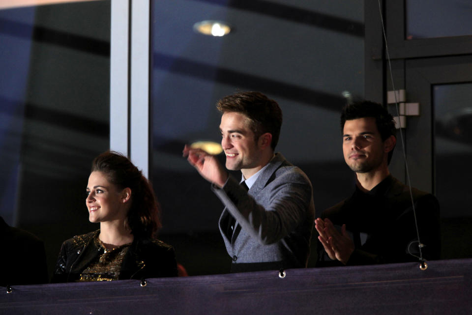 Kristen Stewart, Robert Pattinson y Taylor Lautner viajaron por el mundo promocionando 'Crepúsculo' ante los fans. (Foto de Frederic Lafargue/AFP via Getty Images)