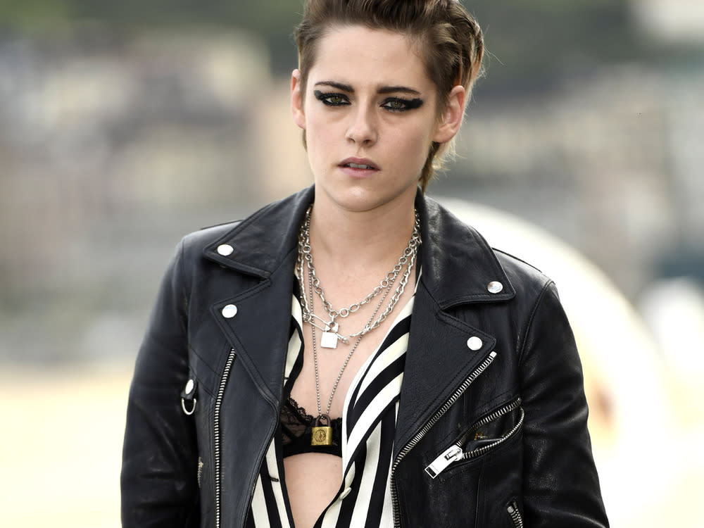 Kristen Stewart erschien in einer aufregenden Schwarz-Weiß-Kombi bei einem Photocall für ihren Film "Seberg" in Spanien (Bild: imago images/Future Image/C. Niehaus)