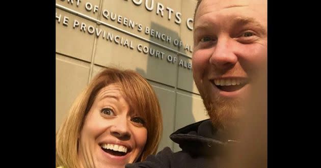Sharon and Chris Neuman pose for a selfie after filing for divorce. Their photo has since gone viral. (Photo: CricketHD/YouTube)
