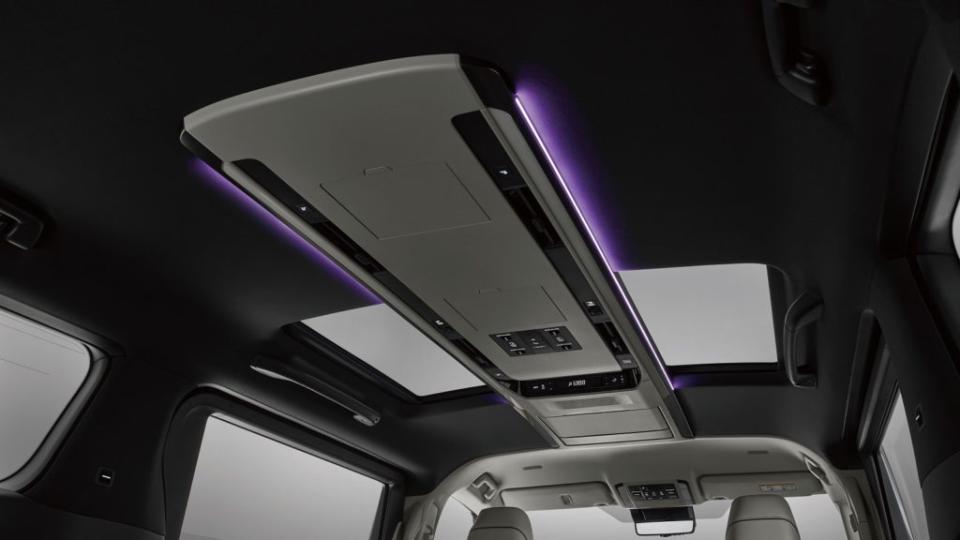 吸頂式的後座控制面板與雙獨立天窗設計來自於新世代Lexus LM。(圖片來源/ Toyota)