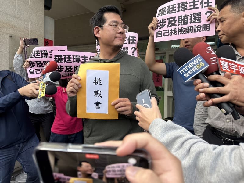 石國勳赴江肇國服務處下「挑戰書」 民進黨台中市第6選區江肇國指控，國民黨競選對手 羅廷瑋的競選幹部石國勳（中）以金錢收購總統候選 人連署書，石國勳18日到江肇國服務處下「挑戰 書」，若檢方查無不法，要求江肇國退出政壇。 （石國勳提供） 中央社記者蘇木春傳真  112年12月18日 