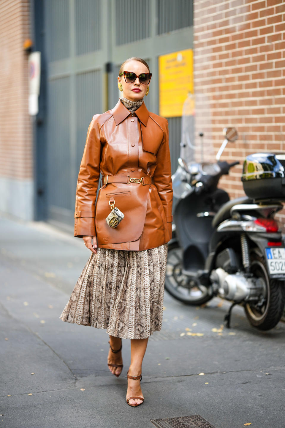 Look con falda animal print y chaqueta de piel (Photo by Edward Berthelot/Getty Images)