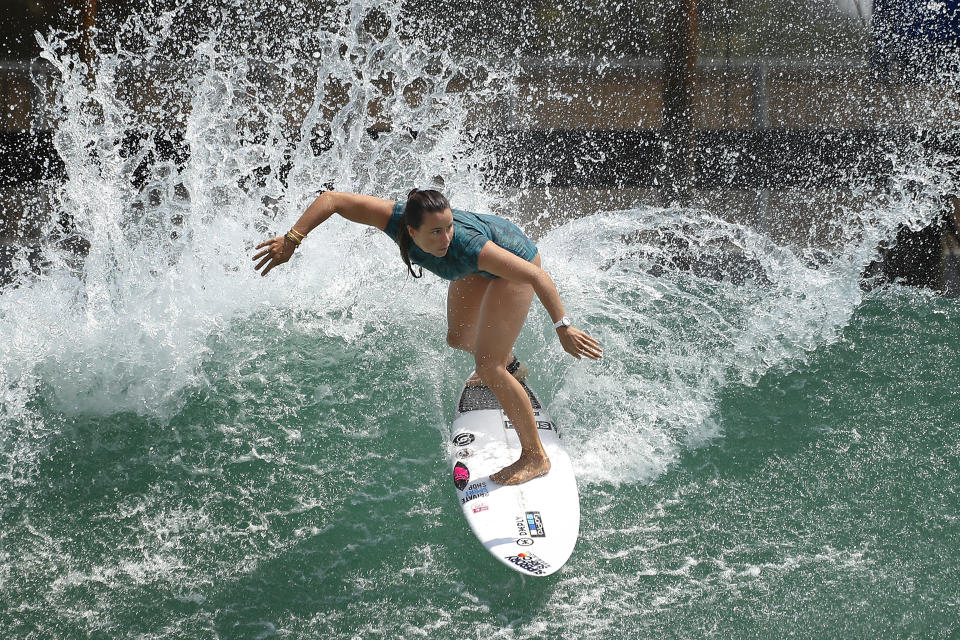 La surfista francesa Johanne Defay durante una práctica en Lemoore, California, el 16 de junio del 2021. (AP Photo/Gary Kazanjian)