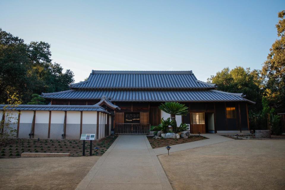 The front entrance for farmers and other common folk at the shōya house. The swept-dirt courtyard was for village events.