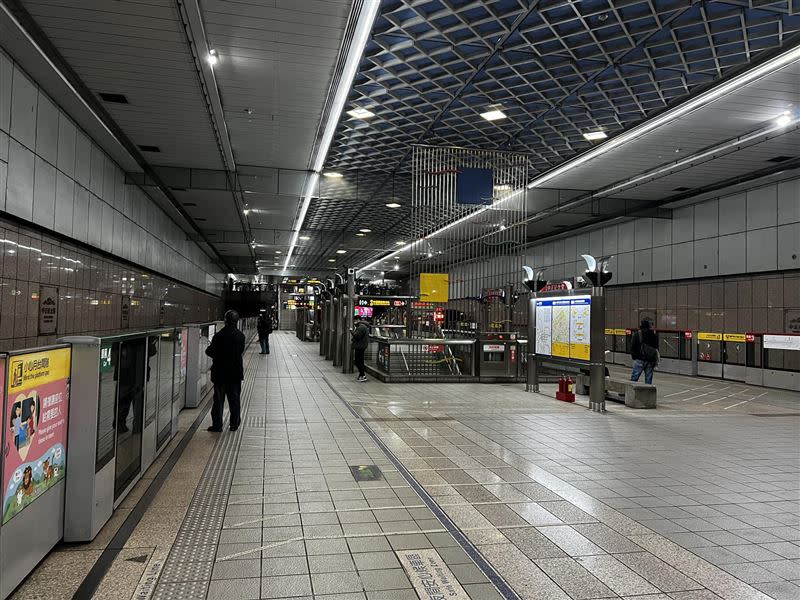 台北捷運月台除夕夜空蕩蕩。（圖／翻攝自路上觀察學院）