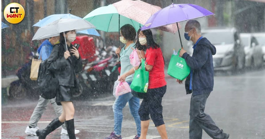 首波「梅雨季」鋒面報到，彰化以北明（2日）慎防局部大雷雨發生，最新一波微弱鋒面將於下周三（8日）報到。（圖／黃耀徵攝）