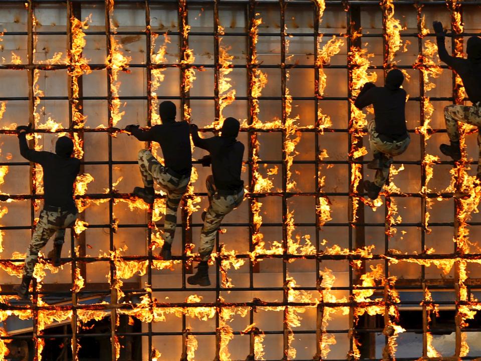 Saudi fire climbing special forces