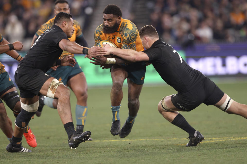 Australia's Marika Koroibete, center, attempts to split the defense of New Zealand's Dalton Papali'i, right, and Shannon Frizell during their Bledisloe Cup rugby union test match in Melbourne, Australia, Saturday, July 29, 2023. (AP Photo/Hamish Blair)