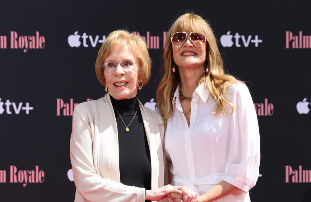 Carol Burnett hands bartenders an instruction card to follow detailing her ‘exact’ recipe for a cosmopolitan credit:Bang Showbiz